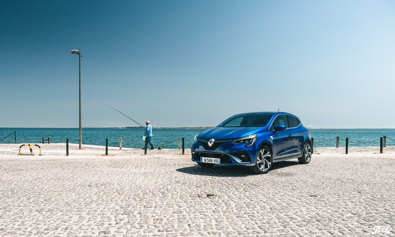Renault Clio 5 bleue portugal Jpog Photographe Automobile Lyon Grenoble Chambéry